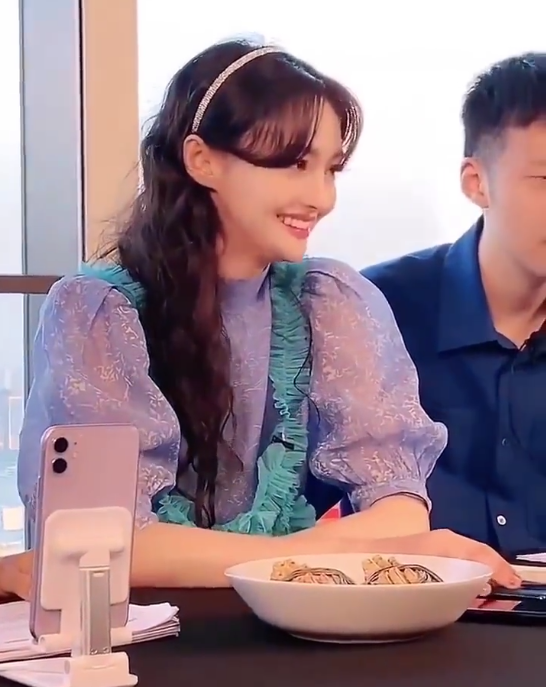 郑爽|郑爽因不满带货流程情绪失控？彩排视频曝光，预演所有流程和俩主播有说有笑