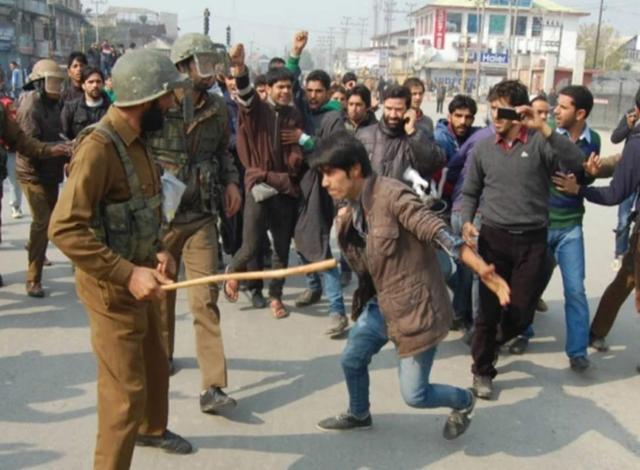 印度警察为什么不用手枪人手一支木棍后勤枪不要钱啊