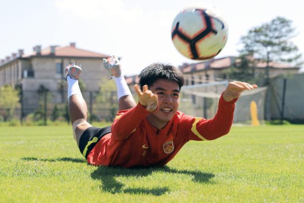 8月22日,中国u16国家男子足球队助理教练李志海(中)带领队员进行训练.