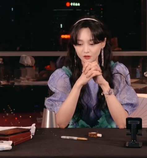 郑爽|“我不是因为商业目的做直播”听完郑爽这句话，男主播笑得让人心酸