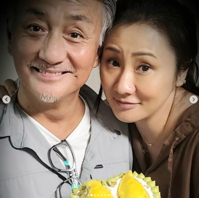 吴岱融61岁生日妻子钟淑慧晒一家三口合影22岁儿子神似林峯