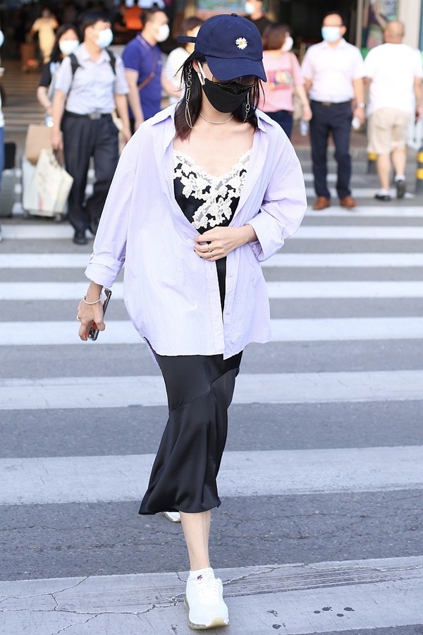 姚晨带儿子现身,西装开叉裤又美又飒,小土豆完美遗传妈妈大长腿