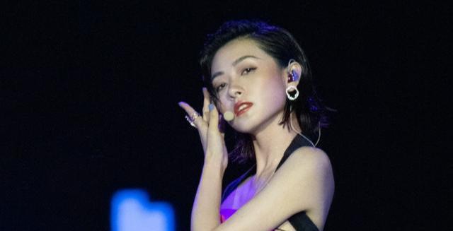 乘风破浪的姐姐|万茜既是《浪姐》的受益者，也是节目的受害者