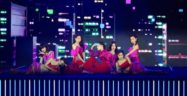 乘风破浪的姐姐|万茜既是《浪姐》的受益者，也是节目的受害者