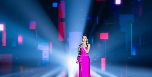 乘风破浪的姐姐|万茜既是《浪姐》的受益者，也是节目的受害者