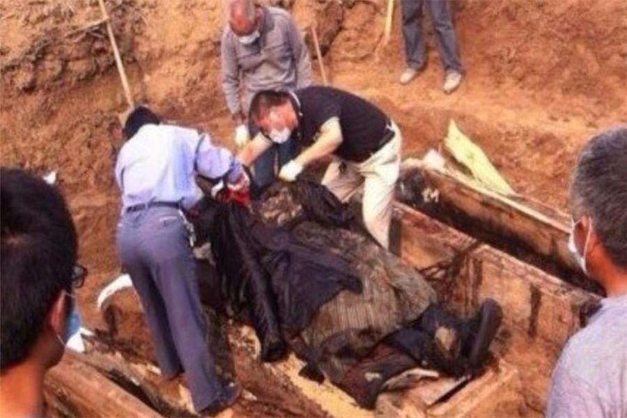 李莲英|北京出土李莲英墓，报废3把铁锤才打开，开棺后一幕令专家胆寒！