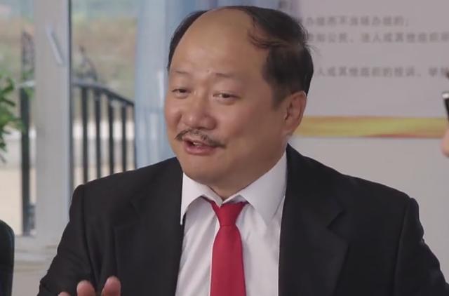 谢广坤罕晒农村生活摇头晃脑斜眼与大妈互怼演技到位很气人