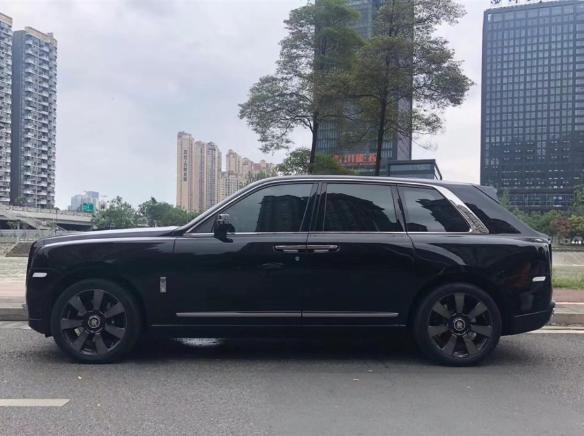 706万元买黑色rr库里南停在路边时后方的大g车主也停下车