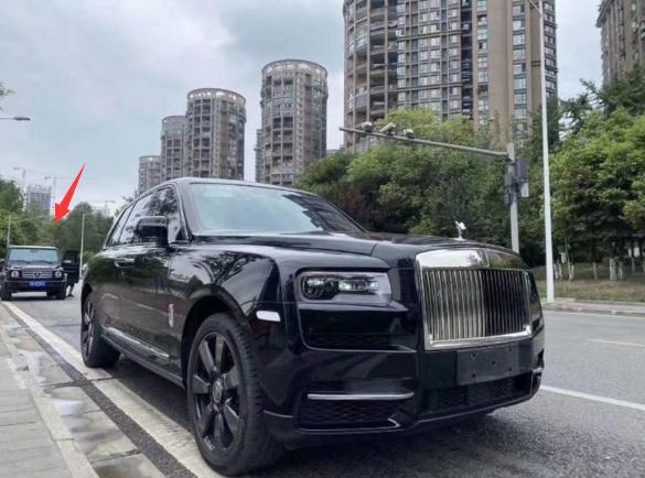 706万元买黑色rr库里南,停在路边时后方的大g车主也停下车