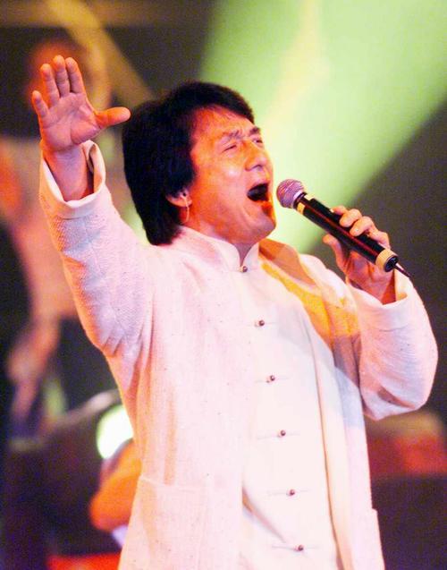 当众说成龙唱歌难听搂着徐帆说冯小刚难看赵本山真是一个调侃王