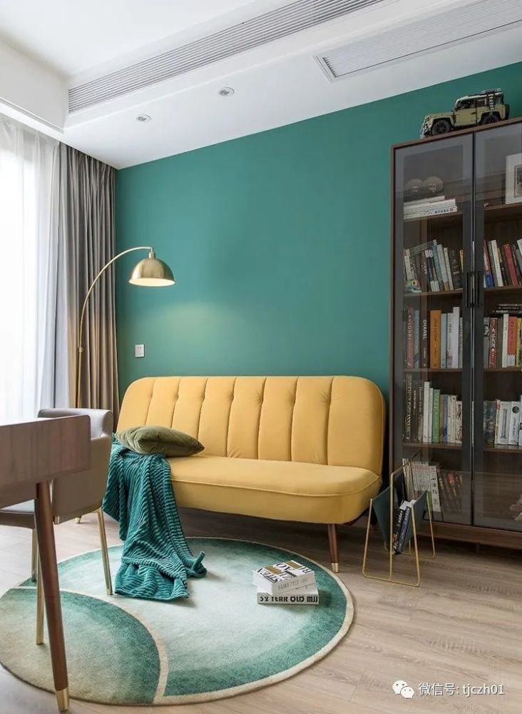 姜黄色与墨绿色撞色搭配出来的书房谁看都超爱