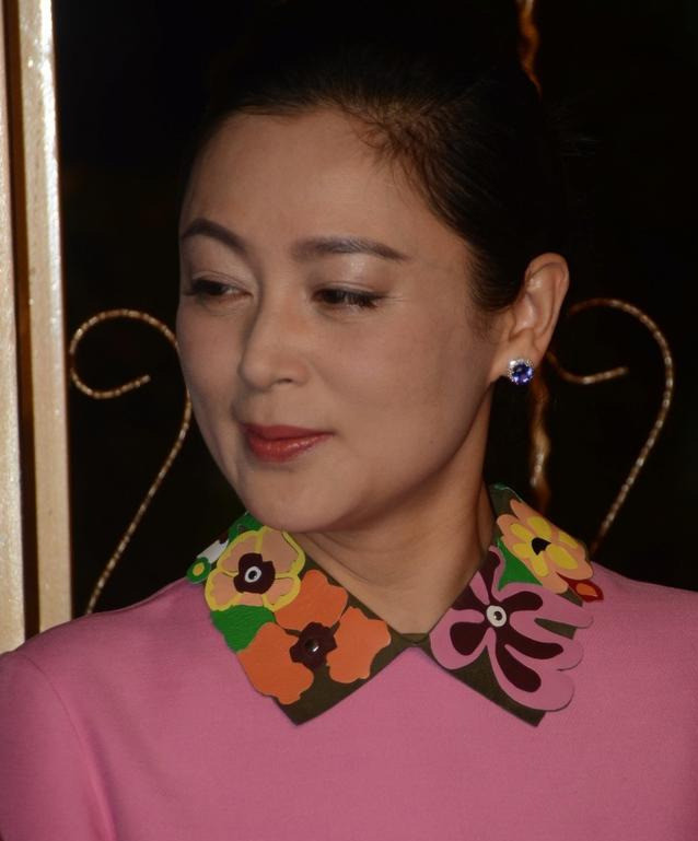 51岁陈红也太会扮嫩了,粉色连衣裙拼接花领,精致减龄好可人