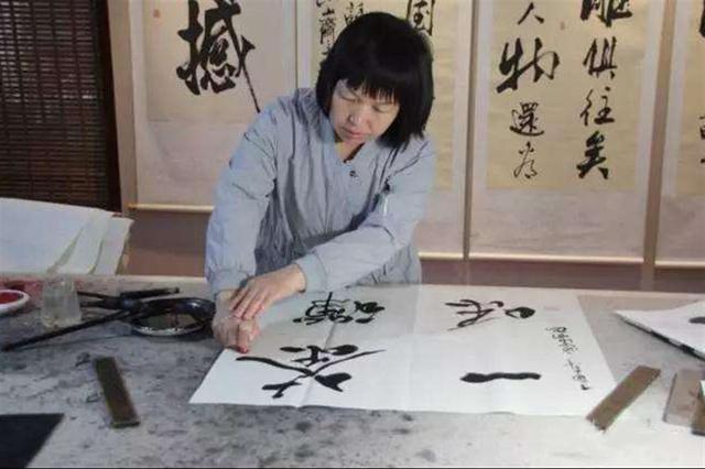 书法|她给画院院长当保姆，苦练书法3年，18岁竟成画院副秘书长