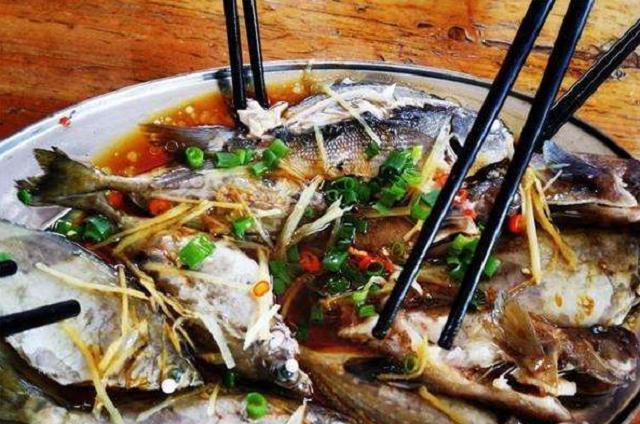 吃鱼有讲究!筷子第一夹在哪能反应性格,爱你的人会夹这块给你吃