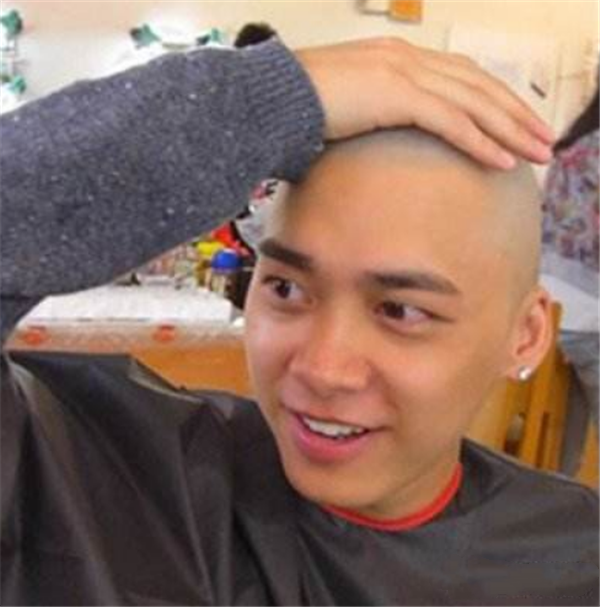 张一山剃光头李易峰剃光头吴亦凡剃光头看到许凯帅出新高度