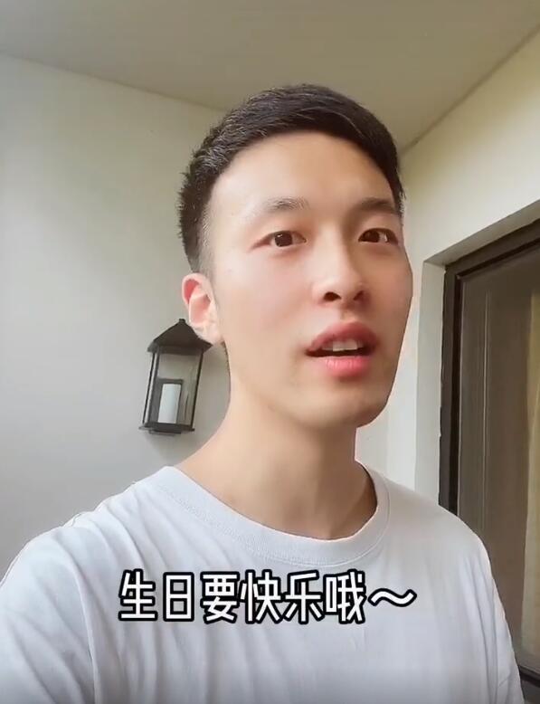 郑爽|郑爽主动向男主播道歉：不许生气，借你打两下！被男主播大赞可爱