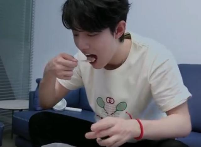 肖战|有一种“自律”叫肖战吃北京小吃，每样只吃一口，还嫌弃自己胖