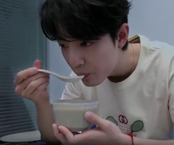 肖战|有一种“自律”叫肖战吃北京小吃，每样只吃一口，还嫌弃自己胖