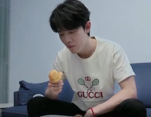 肖战|有一种“自律”叫肖战吃北京小吃，每样只吃一口，还嫌弃自己胖