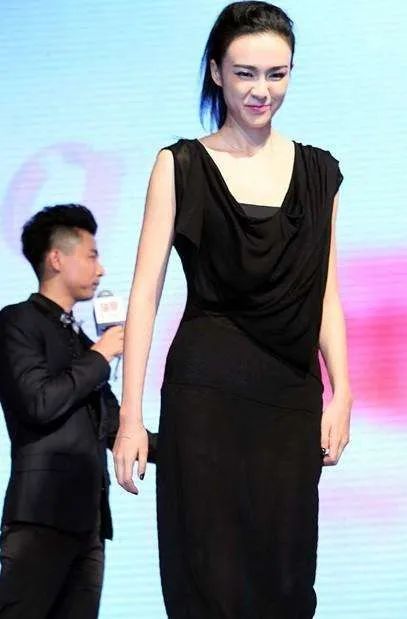 李艾|李艾不是没心没肺，她只是活得明白