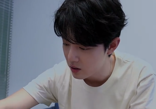 豆汁|肖战尝试北京特色食物，用一种汤形容豆汁，小动作亮了