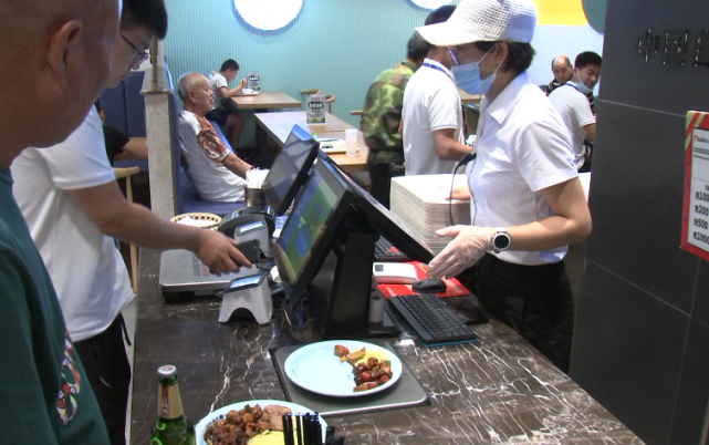 到了飯點,飛雲江路上這家自助式快餐廳迎來了用餐高峰.