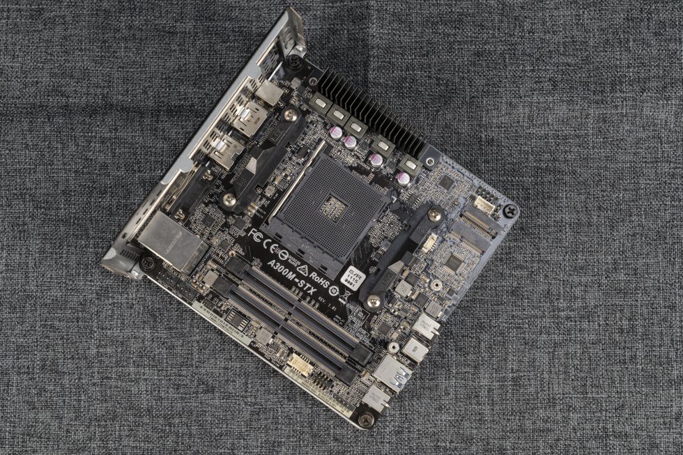 小主机有大用处华擎deskminia300装机评测