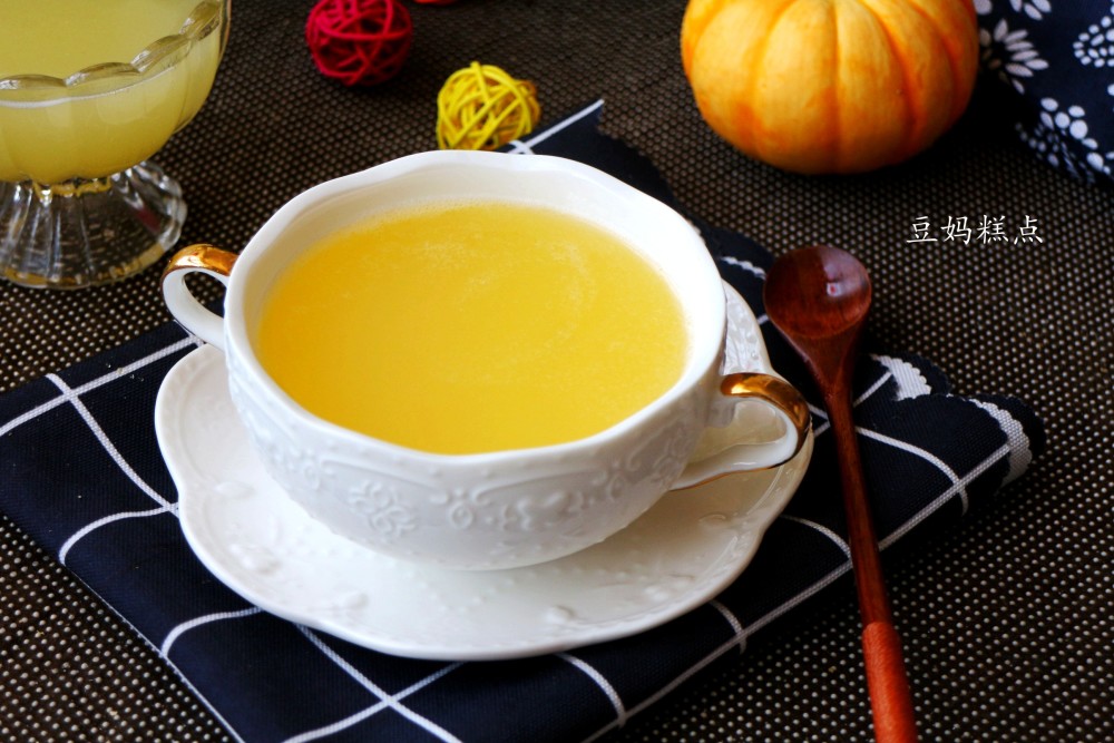 南瓜一起放入豆浆机中,加水,选择"米糊"功能,煮好即可,加适量蜂蜜饮用