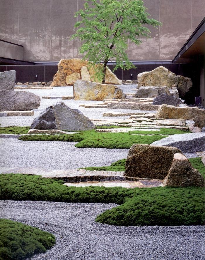 铺设石材主路,小路结合日式枯山水的感觉做一个现代汀步,这样的道路