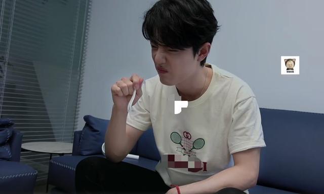 肖战|正式复出？肖战现身北京工作室，身穿大牌手戴红绳引粉丝尖叫