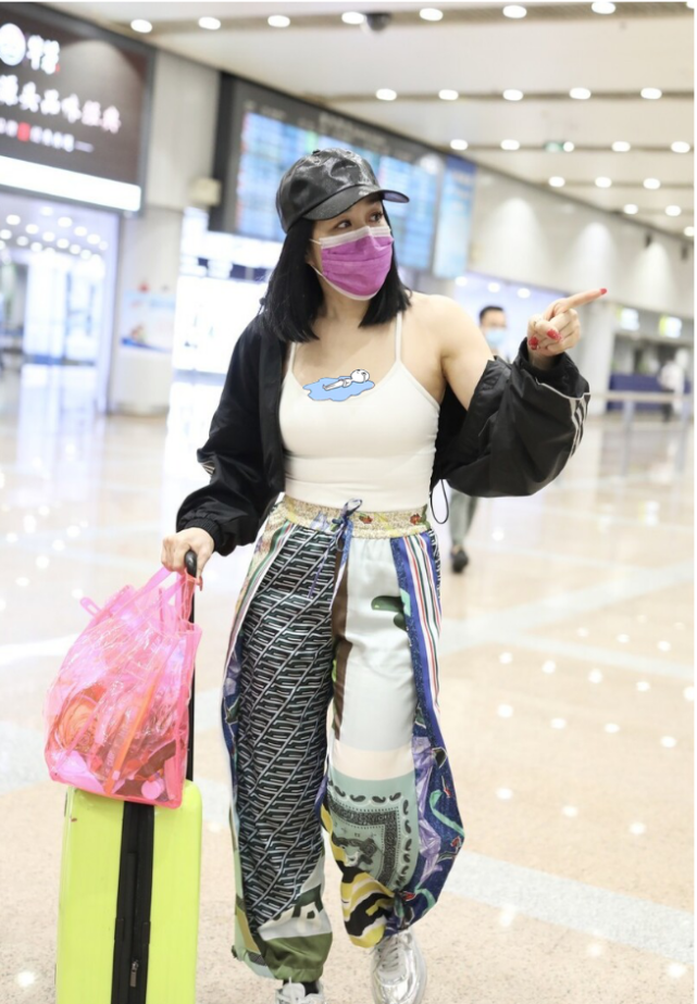 钟丽缇穿超短裙硬是打扮成20岁离开修图俨然一个油腻老大妈