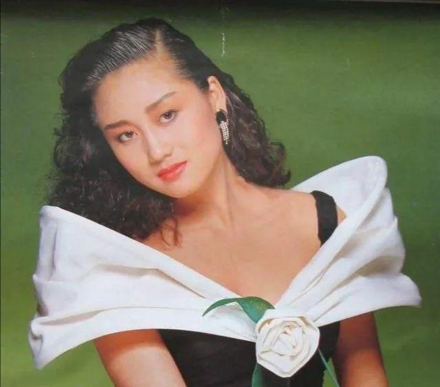 李连杰|为利智还巨额债务，养5个家庭近40年，李连杰幸福背后的辛酸
