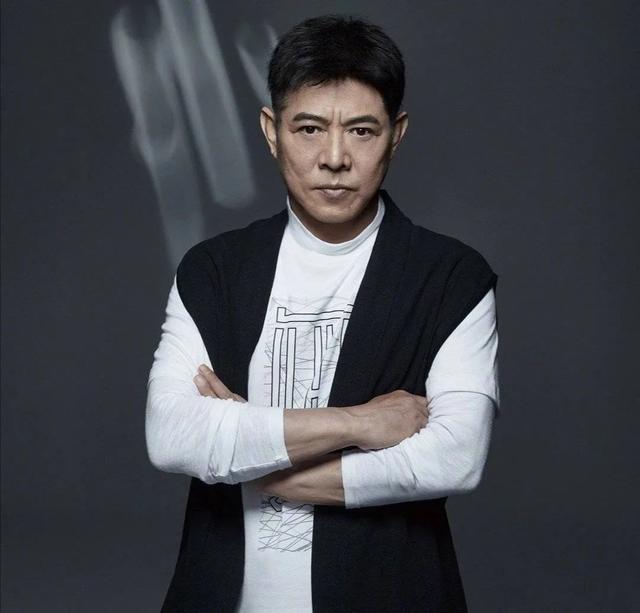 李连杰|为利智还巨额债务，养5个家庭近40年，李连杰幸福背后的辛酸