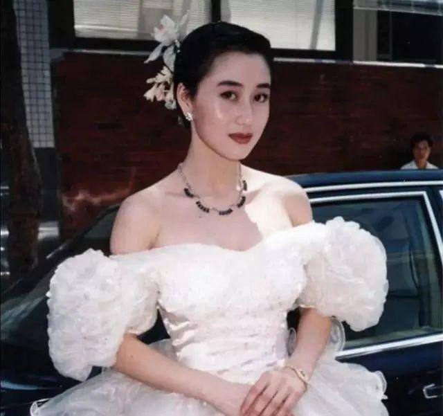 李连杰|为利智还巨额债务，养5个家庭近40年，李连杰幸福背后的辛酸