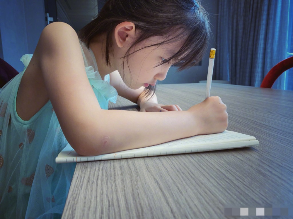 孙莉|孙莉晒与小女儿合照素颜超耐打，多妹靠妈妈怀中越长越像姐姐多多