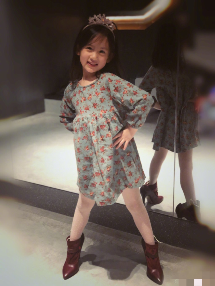 孙莉|孙莉晒与小女儿合照素颜超耐打，多妹靠妈妈怀中越长越像姐姐多多