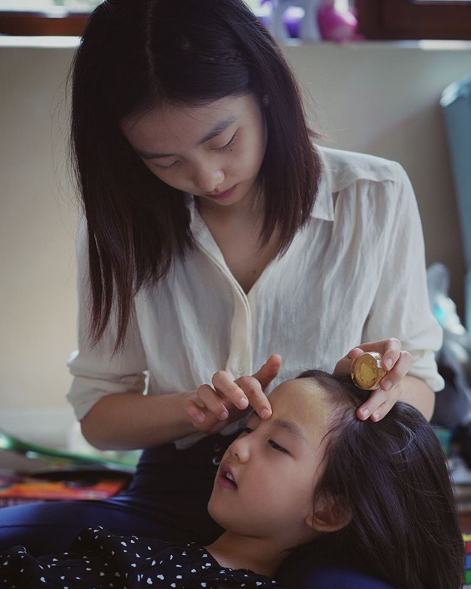 孙莉|孙莉晒与小女儿合照素颜超耐打，多妹靠妈妈怀中越长越像姐姐多多