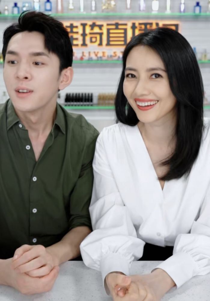 高圆圆|高圆圆怀上二胎？现身李佳琦直播间，穿高腰裙侧身小腹微微隆起