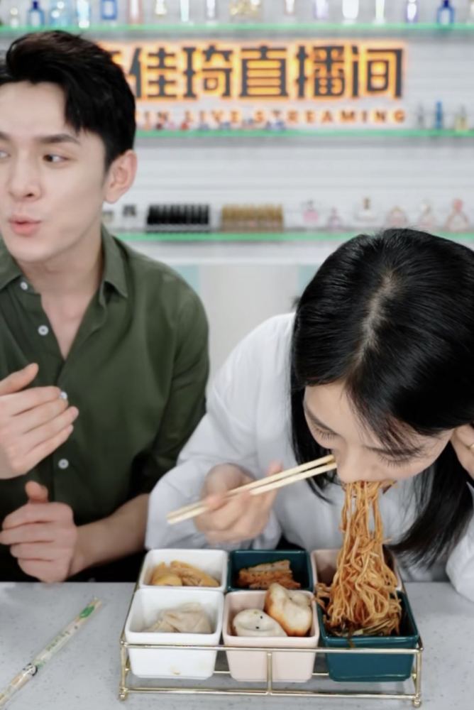 高圆圆|高圆圆怀上二胎？现身李佳琦直播间，穿高腰裙侧身小腹微微隆起