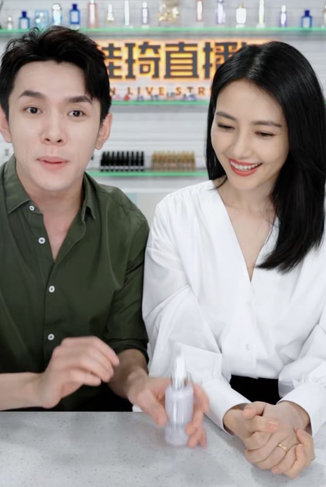高圆圆|高圆圆怀上二胎？现身李佳琦直播间，穿高腰裙侧身小腹微微隆起