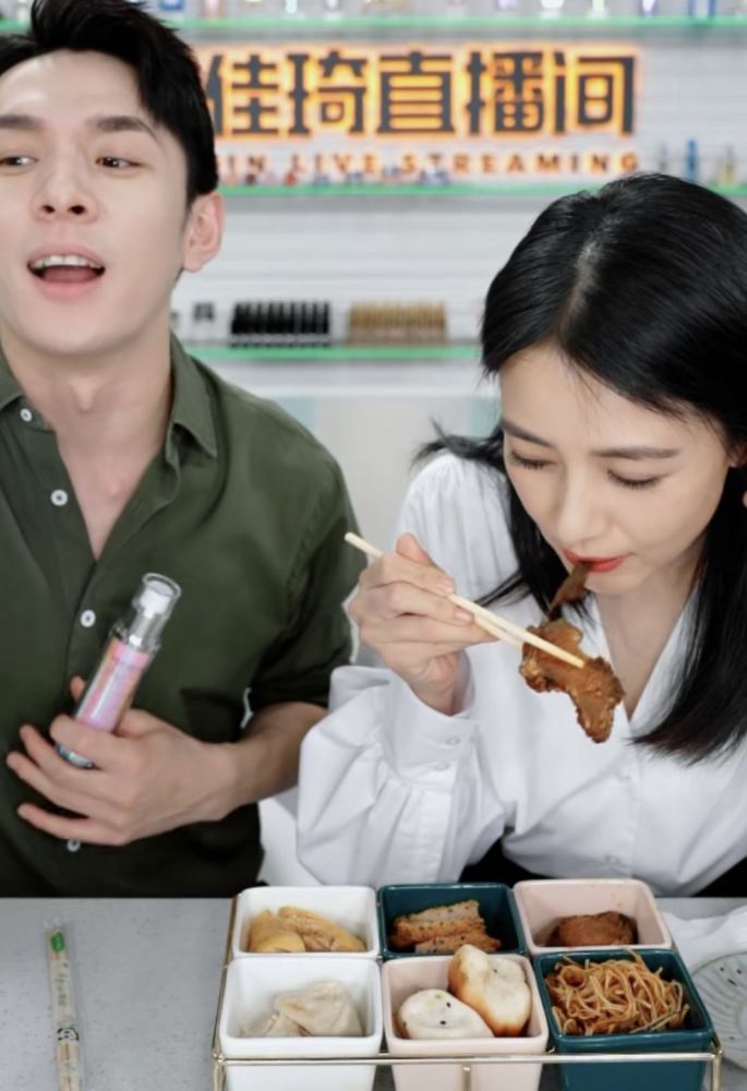 高圆圆|高圆圆怀上二胎？现身李佳琦直播间，穿高腰裙侧身小腹微微隆起