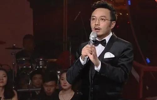 汪涵|全国107位知名主持人齐聚合影，汪涵凭实力跻身第一排？