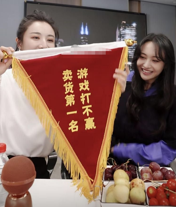 郑爽|郑爽回应直播翻车，自称看不顺眼直说，其实是想捞钱却不愿尊重规则