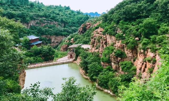 谷内的景色就要幽静许多了,大部分的景点都是围绕伏羲湖和女娲湖建造