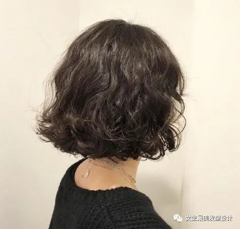 温柔可爱的短发碎花卷发