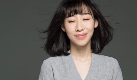 被称为娱乐圈"驴脸",28岁时凭实力走红,如今深陷绯闻无戏可拍