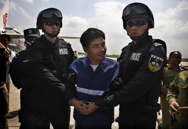 武警在追捕犯人时对方突然逃出国境线还能继续开枪吗