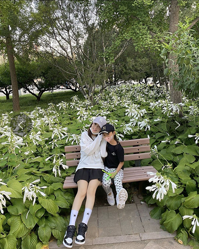 李小璐|李小璐陪甜馨游玩秀母女情，频繁更新动态疑期待重返荧屏