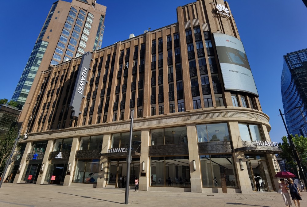 今年6月24日开业的上海南京东路旗舰店是华为在国内第二家直营旗舰店