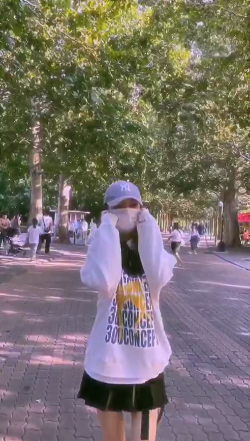 李小璐|李小璐陪甜馨游玩秀母女情，频繁更新动态疑期待重返荧屏